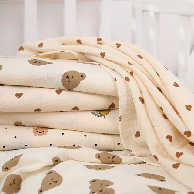 Weiche Baby-Puckdecke aus Baumwoll-Musselin mit niedlichem Tier-Print in Gelb und Beige für Neugeborene - Bild 1