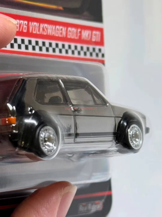 Hot Wheels 1976 Volkswagen Golf Mk1 GTI Tuned Version, Druckgussauto-Modellspielzeug, Maßstab 1:64 - Bild 5