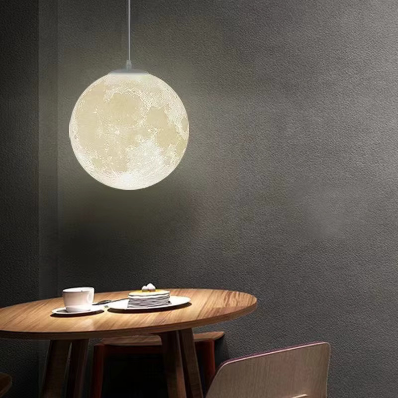 Moderne Mond-Pendelleuchte in Weiß mit realistischer Mondoberfläche aus Kunststoff für dein Zuhause oder Restaurant - Bild 3