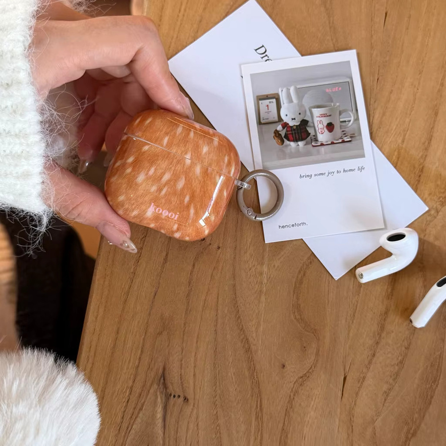 Braune AirPods Hülle mit Hirschhautmuster und Plüschstruktur für Apple AirPods 1, 2, 3, 4 und Pro 2 mit Haken - Bild 4