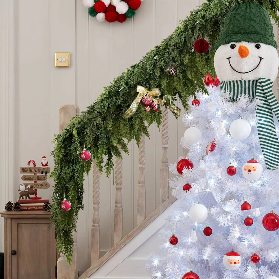 Künstliche Weihnachts-Girlande aus grünen Zypressen- und Kiefernzweigen mit Rattan-Elementen als hängendes Dekor für dein Zuhause oder den Garten - Bild 5