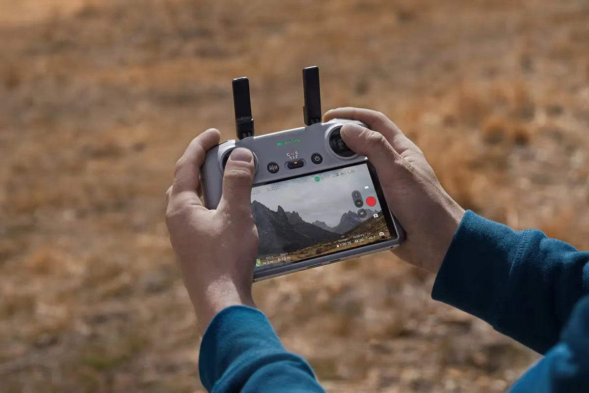 DJI RC 2 Fernsteuerung mit 5,5-Zoll-FHD-Bildschirm in Grau für DJI Neo 2, Mini 5 Pro und Mavic 4 Pro - Bild 2