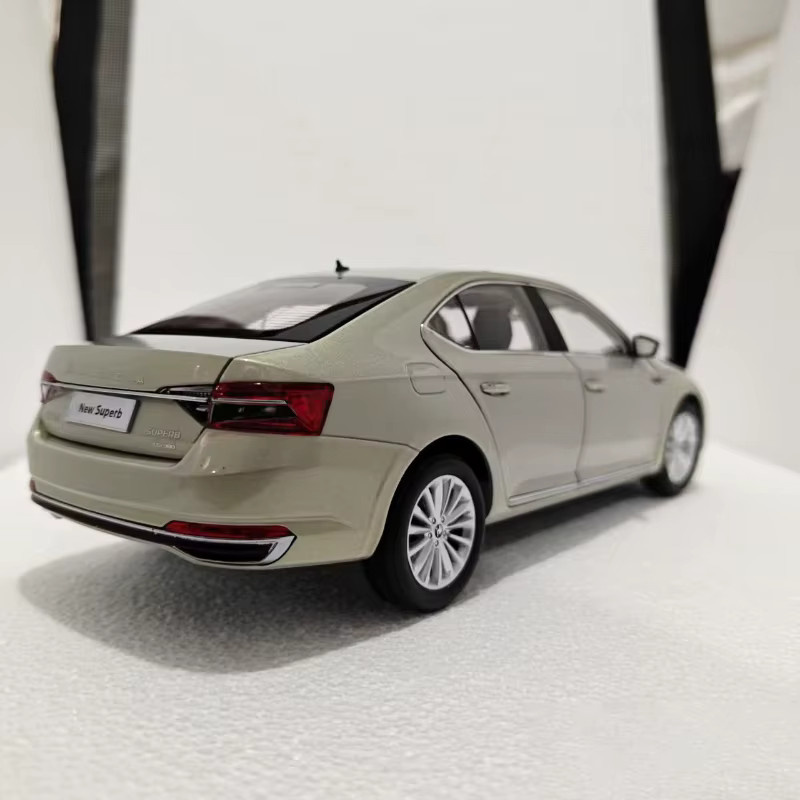 WELLY Skoda Superb Modell Auto, 1:18, Metall, Grau, ab 14 Jahre - Bild 3