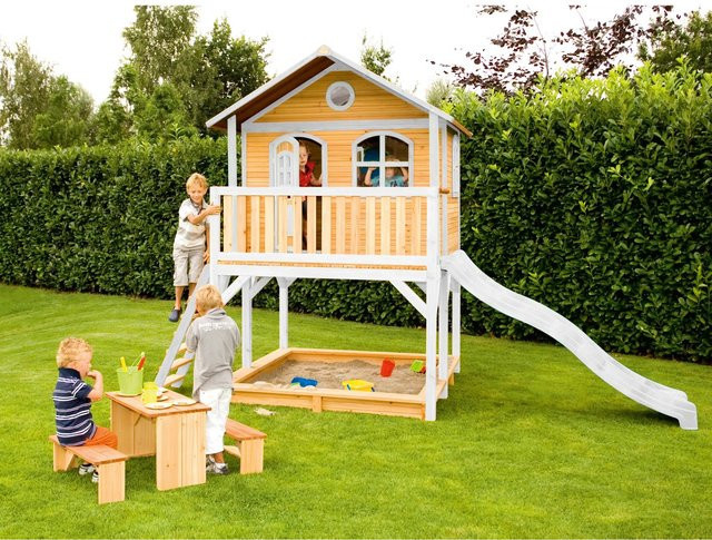 Axi Marc Spielhaus aus Holz in Braun und Weiß mit weißer Rutsche, B/H/T: 432 x 293 x 212 cm - Bild 1