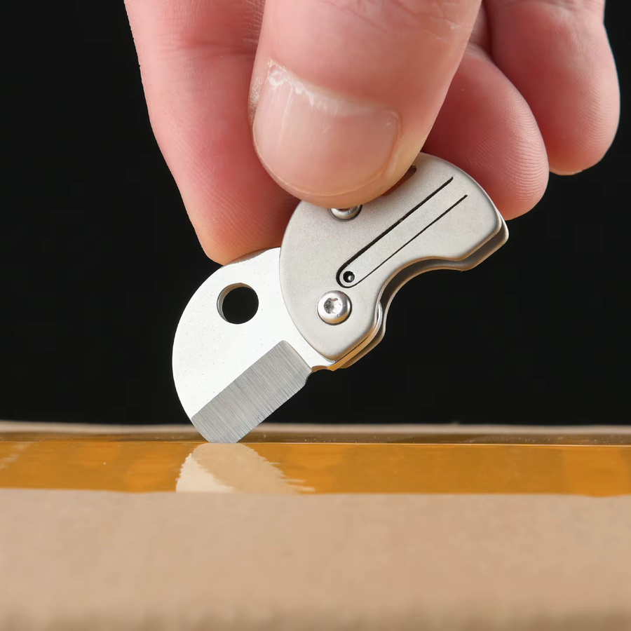 JIANLAI Taschenmesser in Münzform aus Metall als Schlüsselanhänger zum Öffnen von Paketen und Kartons, Silber - Bild 3