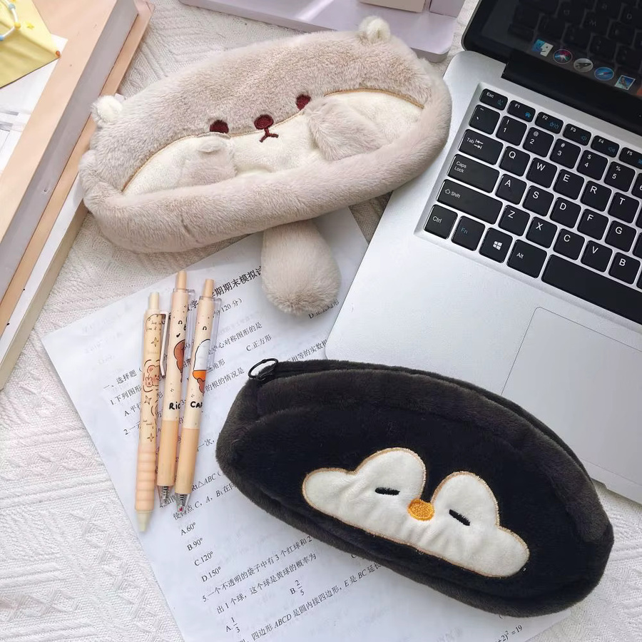 Niedliche Otter und Pinguin Plüsch-Stifttasche als Federmäppchen mit großem Fassungsvermögen für den Schulanfang - Bild 2