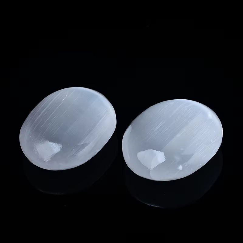 Harmonious Crystalloid Selenit Gips Stein in ovaler Form, weiß und gelb, als natürliches Mineral-Ornament zur Handmassage und Heilung - Bild 5