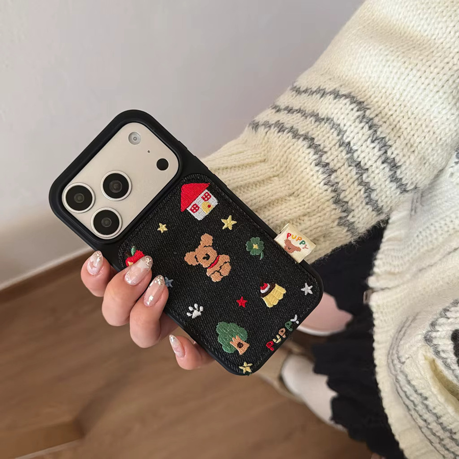 Handyhülle mit Dackel-Plüschwelpe in Denim-Stickerei für iPhone 17, 16, 15 und 14 Pro Max in Blau oder Schwarz - Bild 3