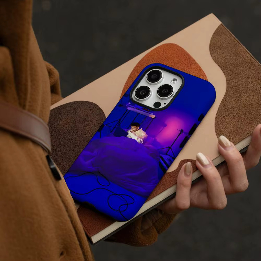 A-Abraham Mateo Insomnio 22 Handyhülle für iPhone 17 16 15 14 13 12 Pro Max Plus in Weiß und Blau mit glänzender HD-Doppelschicht-Flüssighartschale - Bild 2