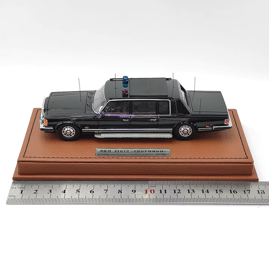 ASOTY ZIL-41072 Limousine, Harzmodell, Schwarz, 1:43, ab 14 Jahren - Bild 5