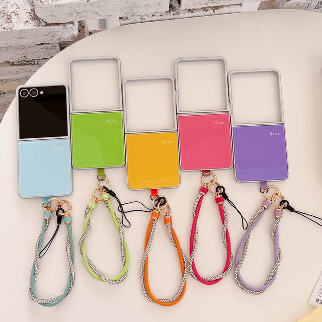 Samsung Z Flip Schutzhülle mit Armband in Silber für Z Flip 4, Z Flip 5, Z Flip 6, Z Flip 7 und Z Flip 8 - Bild 1