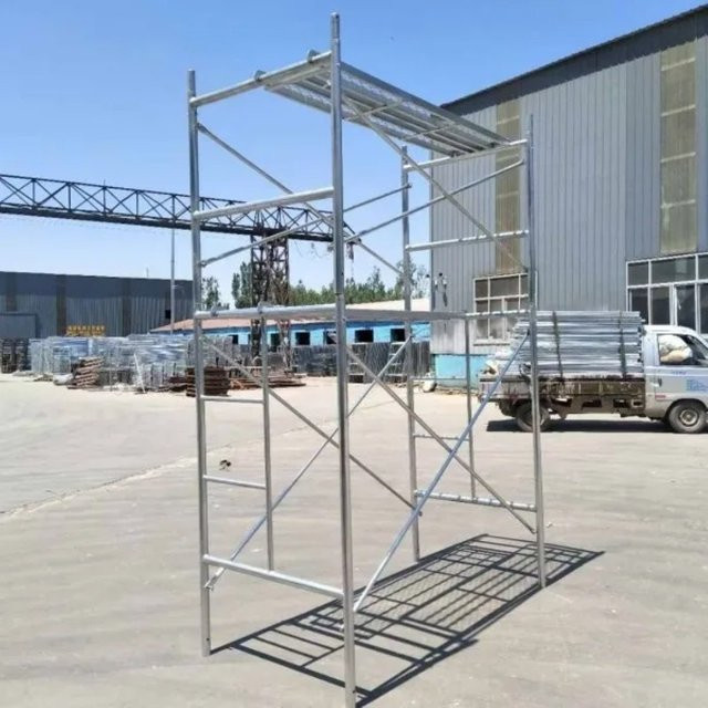 Verzinktes H-Rahmen-Gerüstensystem aus Stahl als mobile Metallleiter für den Bau in Blau und Silber - Bild 1