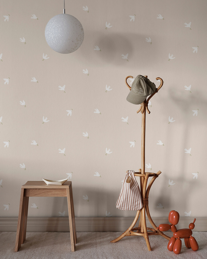 Sandberg Wallpaper Frida Vlies Tapete mit stilisierten Tauben in Sandstone - Bild 2