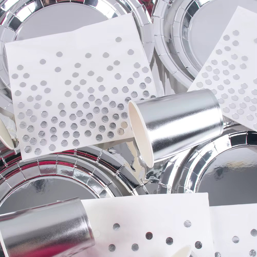 WEIGAO Einweggeschirr-Set in Silber für Geburtstag, Hochzeit oder Babyparty bestehend aus Papptellern, Tassen und Tischdecke - Bild 2