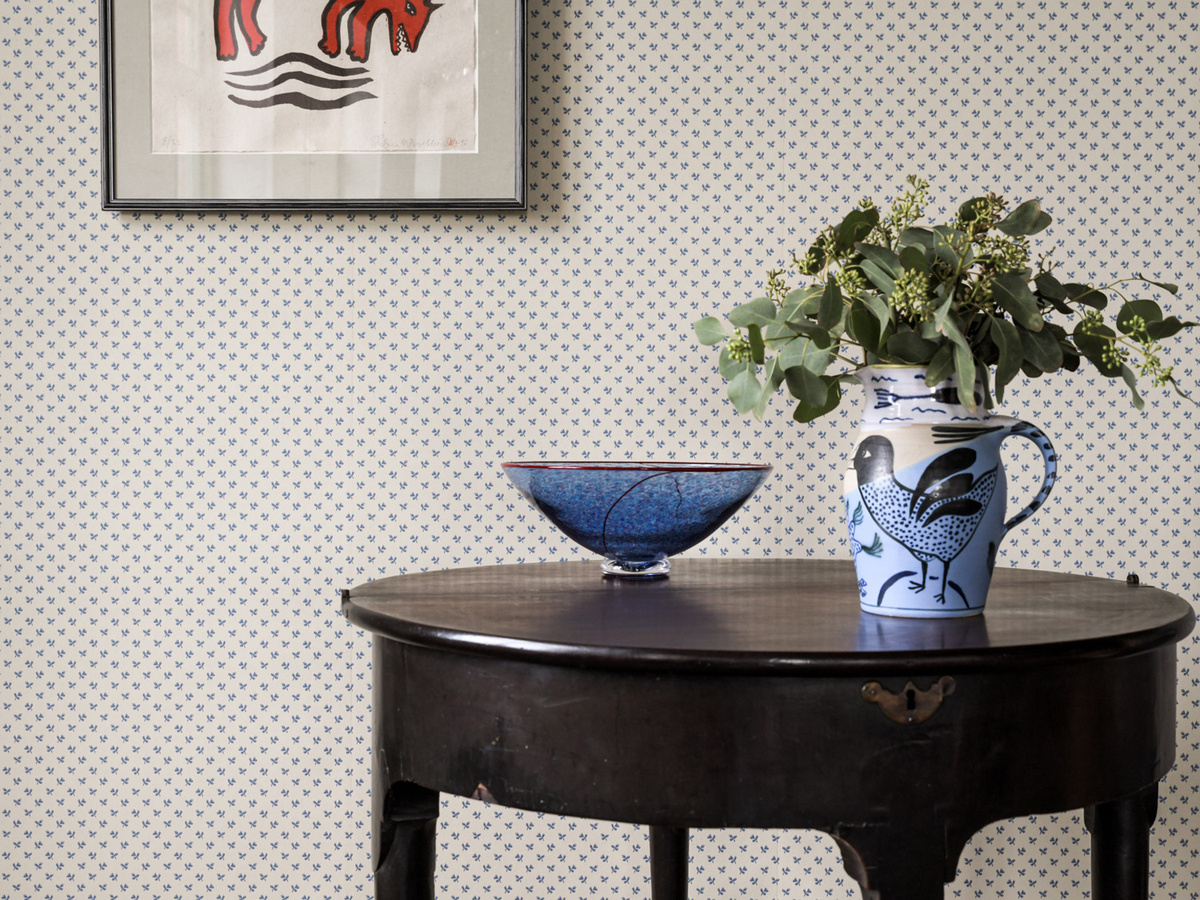 Långelid / von Brömssen Tapete Tiny Flower in Faded Denim Blau mit floralem Botanical-Design aus Vlies - Bild 1