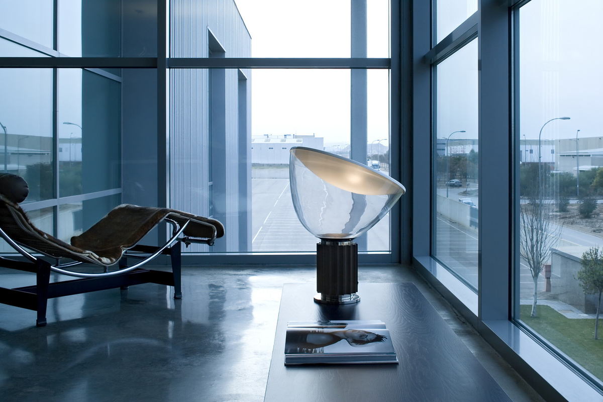Flos Taccia LED Tischleuchte aus Kristallglas und PMMA, dimmbar, transparent oder schwarz - Bild 2