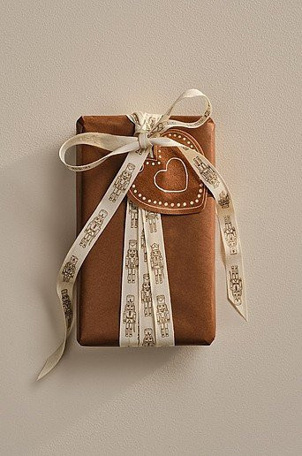 Jotex Nussknacker Band aus Textil und Papier in Weiß und Braun für Weihnachten - Bild 1