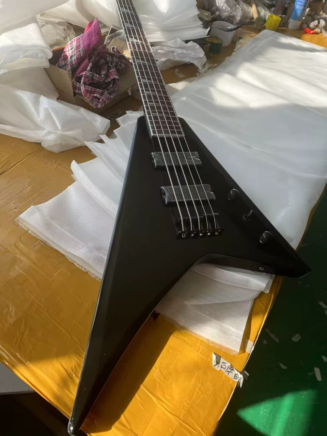 Schwarzer 4-Saiter Schwalbenschwanzbass aus Massivholz mit Palisander-Griffbrett und schwarzer Hardware in der Farbe Muskrat - Bild 2