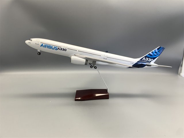 ZOCO Flugzeugmodell A330-300 Prototyp aus Druckgussharz im Maßstab 1:135, Breite: 47 cm - Bild 1