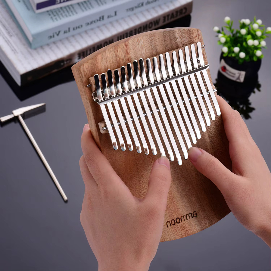 Kalimba 17-Tasten Daumenklavier aus Camphorwood in Braun mit C-Ton inklusive Tasche, Musikbuch, Aufklebern und Stimmhammer - Bild 4