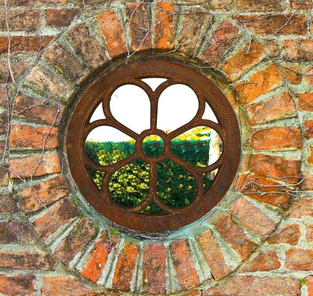 Rundes Nostalgie-Giebelfenster aus Eisen mit Blumen-Dekor in Rost-Optik, Durchmesser: 43 cm - Bild 1