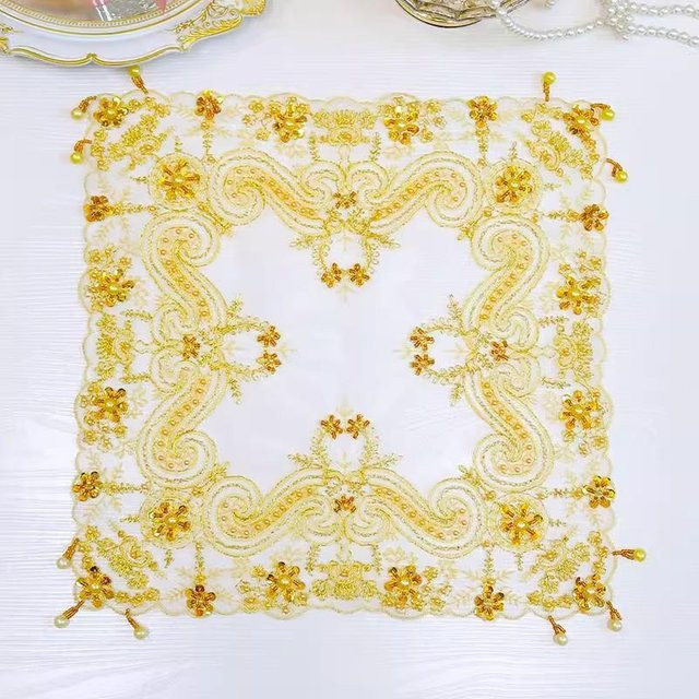 Yiran Furniture Set aus 8 handgeperlten quadratischen Tischsets in Gold mit floralem Design, Baumwolle, B/B: 40 x 40 cm - Bild 1