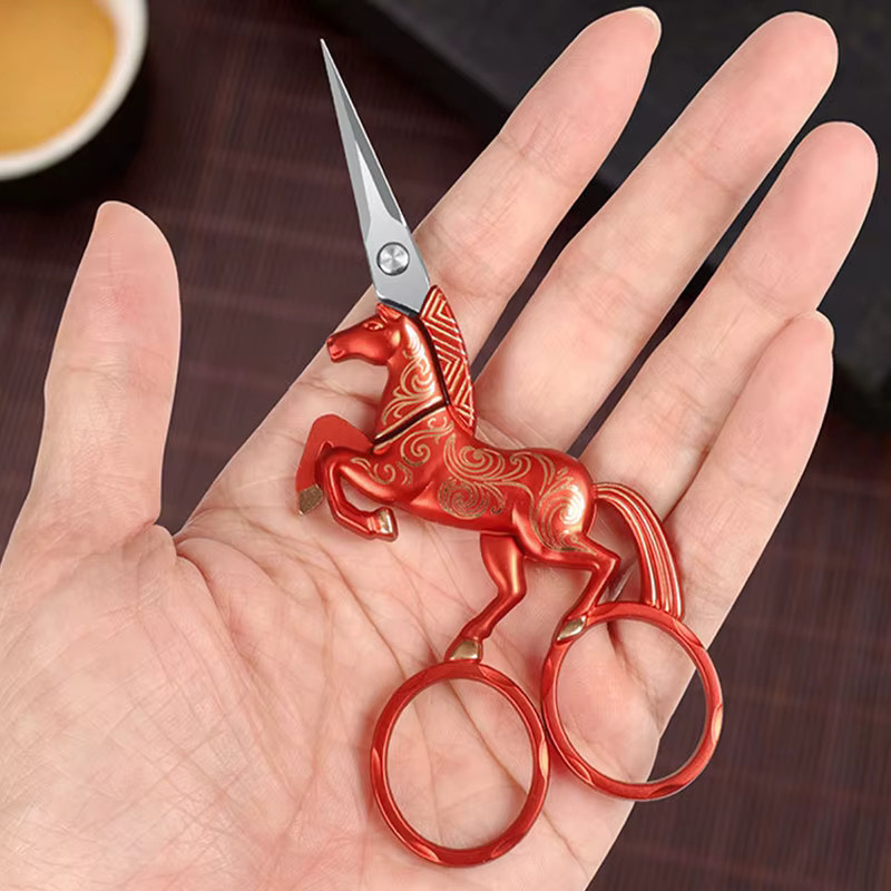 Professionelle Stickschere aus Metall in Rot für Kreuzstich und Tee-Kunst mit Retro-Einhorn-Motiv - Bild 2