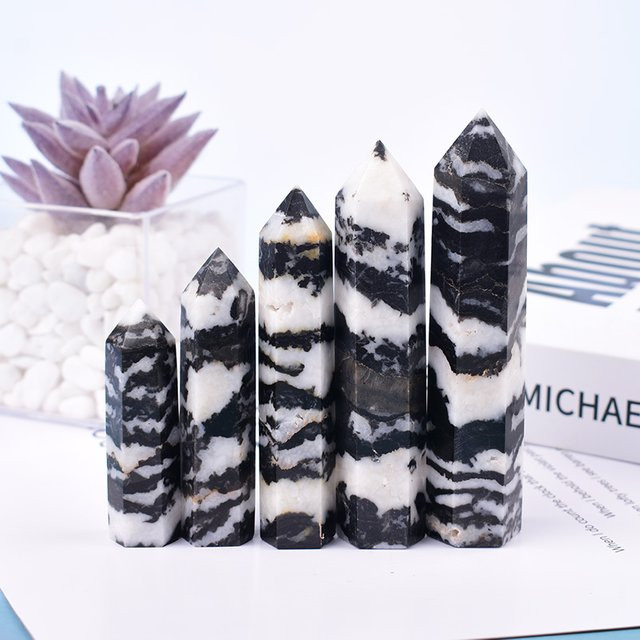 RYCRYSTAL Zebra-Stein Obelisk aus poliertem Quarz in Weiß als dekorativer Heilstein - Bild 1