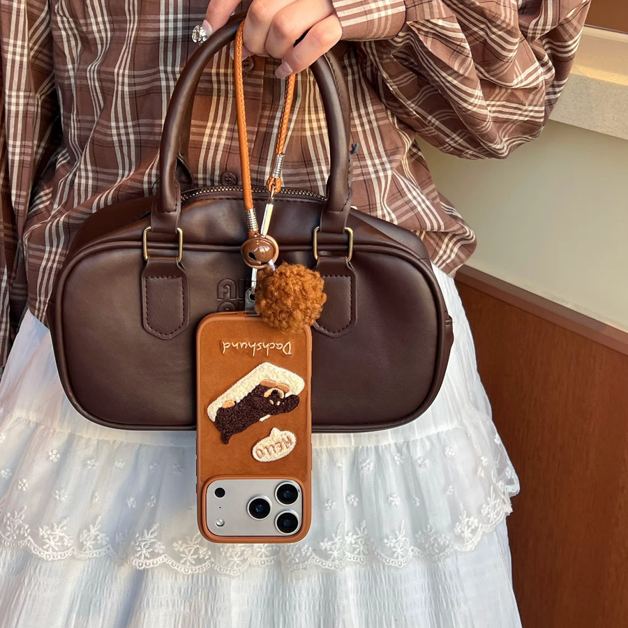 3D Handyhülle mit Stickerei-Welpen-Motiv und Anhänger für Apple iPhone 13 14 15 16 17 Pro Max in Braun - Bild 4