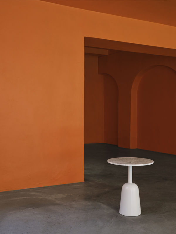 Normann Copenhagen Turn Couchtisch in Weiß mit drehbarer Platte und höhenverstellbarer Tischplatte - Bild 2