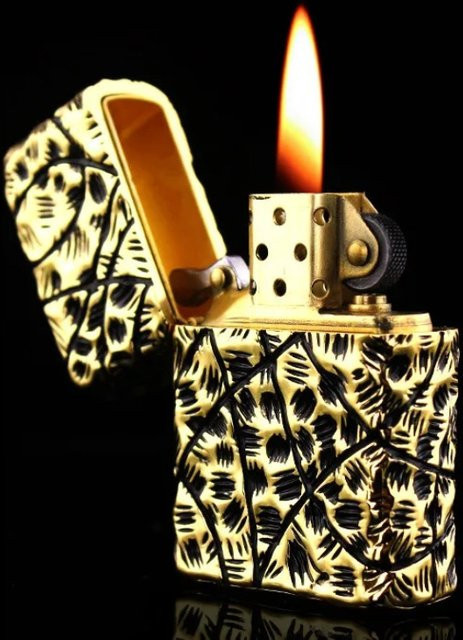 ZORRO Feuerzeug aus massivem Kupfer in Gold mit Tang-Gras-Design und Windschutz - Bild 1