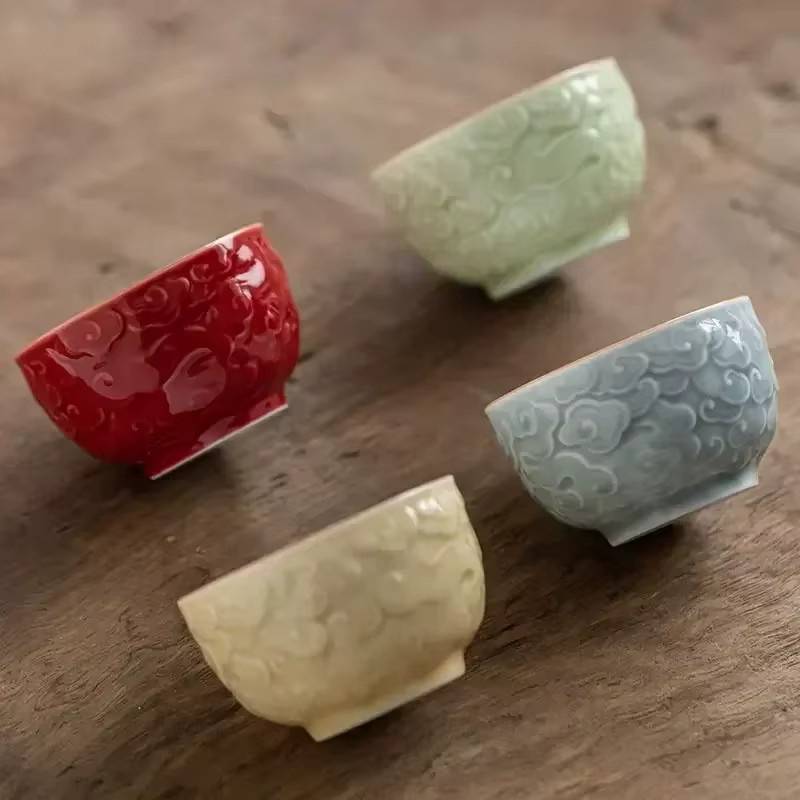 Handgemachte chinesische Teetasse aus Keramik mit Relief-Design in Blau - Bild 3
