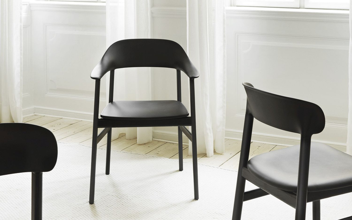 Normann Copenhagen Herit Armlehnstuhl in Schwarz mit mattem Kunststoff und Schaumstoff - Bild 2