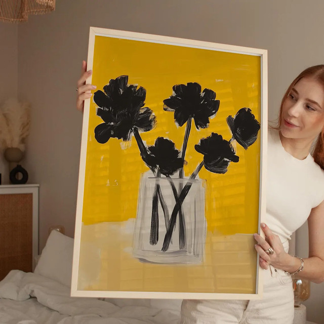 Abstrakter floraler Wandkunstdruck von SHENCHEN mit schwarzen Blumen in gelber Vasenillustration, modernes botanisches Poster als digitaler Download - Bild 1