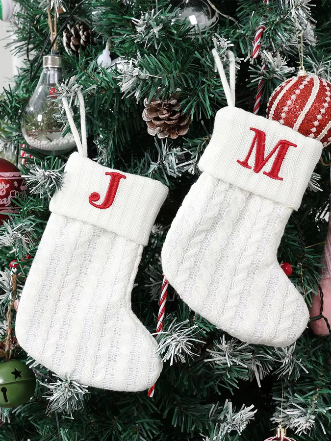 PATIMATE Weihnachtssocken mit Schneeflocken und Buchstaben als hängender Weihnachtsbaumschmuck in Weiß - Bild 5