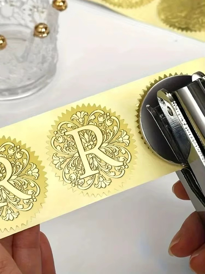 Personalisierter Prägestempel von QWELL mit individuellem Logo für Buchprägung, Hochzeitseinladungen und Briefe - Bild 4