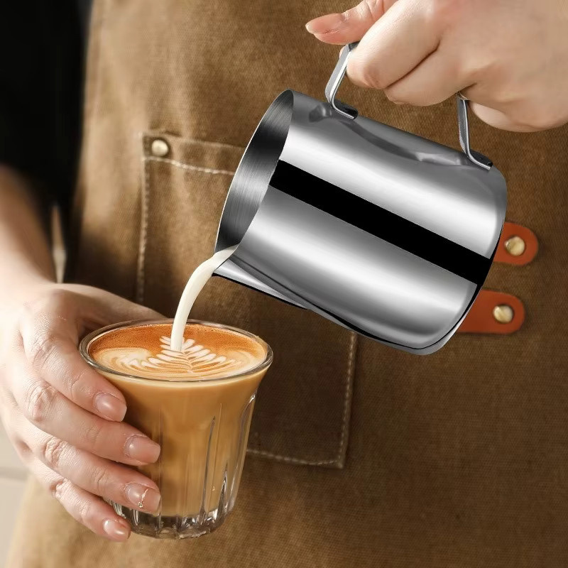 PKFC Professioneller Edelstahl-Kaffeeaufschäumer mit Ausgießer für Latte Art in Silber - Bild 5