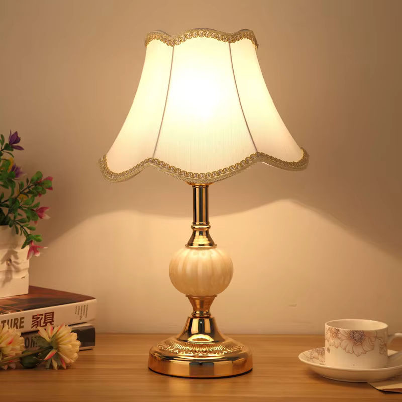 Ynhaw Tischlampe im modernen Retro-Design aus Glas, Eisen und Stoff in Gold/Messing mit weißem Schirm - Bild 5