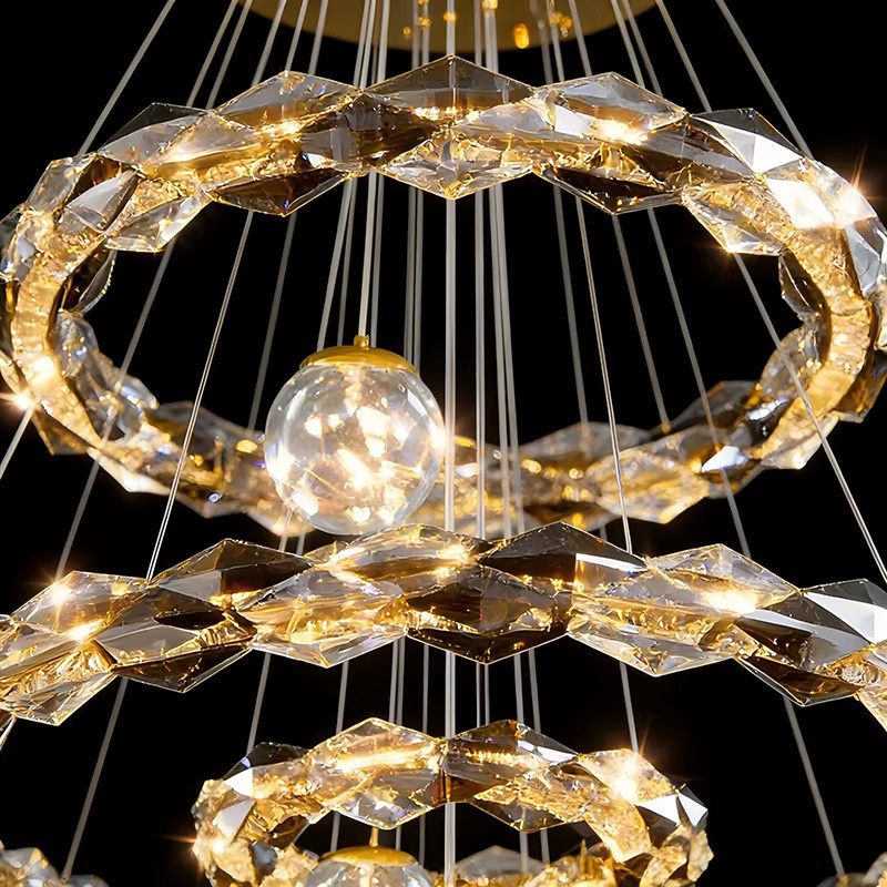 Moderne LED-Pendelleuchte von Joesee in Gold/Messing mit Kristall-Elementen und Ring-Design für das Wohnzimmer oder Treppenhaus - Bild 2