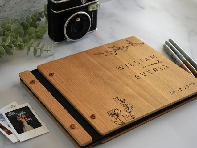 Personalisierbares Hochzeitsgästebuch aus Holz in Braun mit Lasergravur und Hardcover für Fotos und Nachrichten - Bild 1