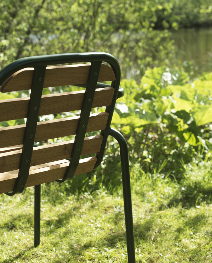 Normann Copenhagen Vig Garten Armlehnstuhl aus Robinienholz und Metall in Grün - Bild 2