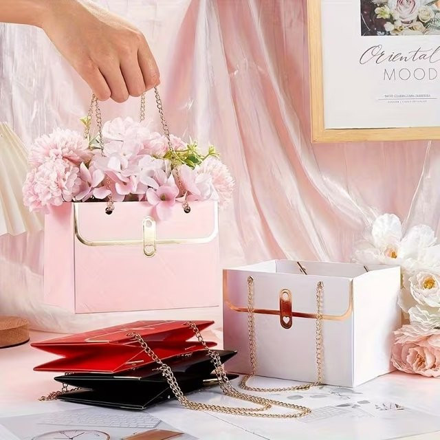 Tragbare Blumen-Papierverpackungsbox in Weiß als kreative Handtasche für Blumensträuße zu Anlässen wie Valentinstag, Geburtstag oder Muttertag - Bild 1