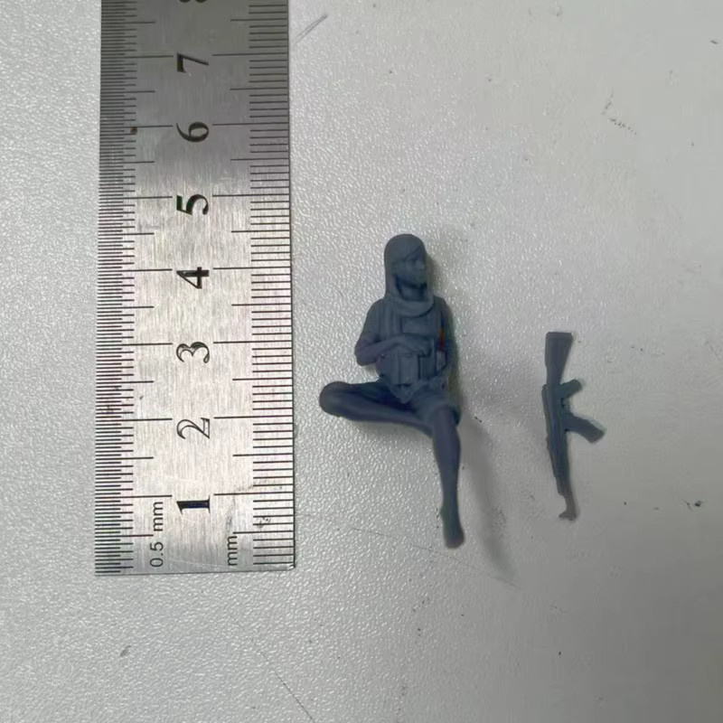 BAANFU Harzfiguren-Modellbausatz, sitzende weibliche Miliz, Maßstab 1:35 - Bild 2