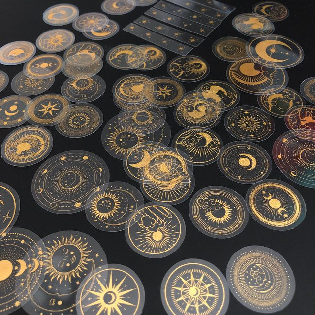 70 Stück wasserfeste Glitzer-Gold PET-Klebeetiketten in transparent mit Sonne, Mond und Sternen Motiven - Bild 1