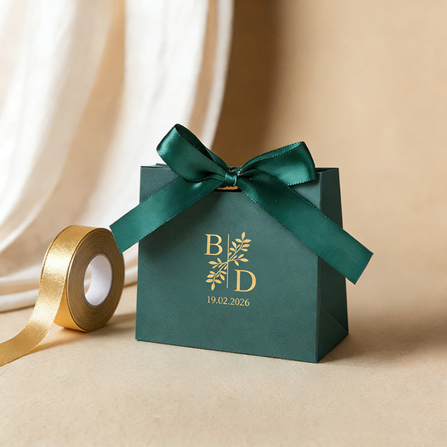 Personalisierte Geschenktüten aus Papier in Grün mit individuellem Namen und Datum für Hochzeiten, Valentinstag oder Partys - Bild 1