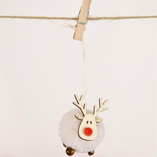 Süßer Weihnachtsbaum-Anhänger Hirsch aus Filz und Holz in Rot, Grau, Weiß und Braun für deine Weihnachtsdekoration - Bild 1