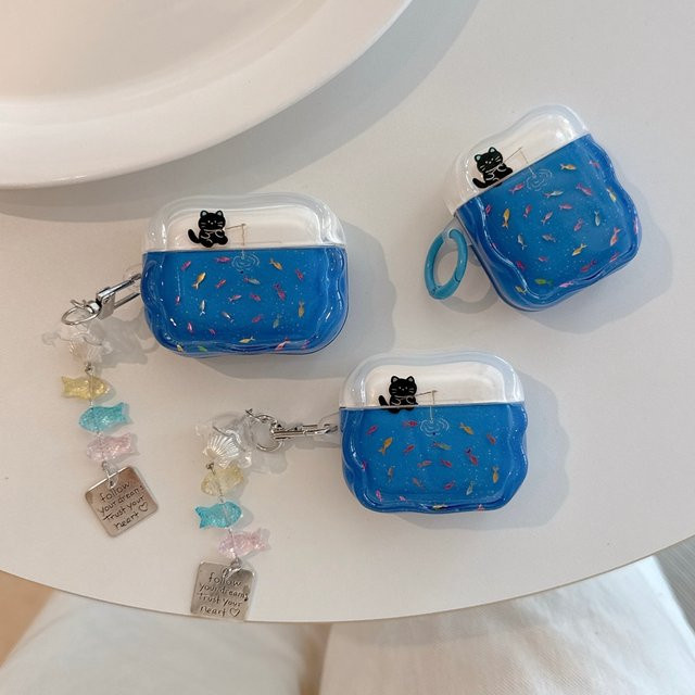 Stoßfeste AirPods Schutzhülle mit schwarzer Katze und vergoldetem Fisch Anhänger für Apple AirPods 1, 2, 3, 4 und Pro 2/3 in Schwarz und Gold - Bild 1