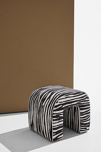 Odette Hocker in Schwarz mit Animal Print und Holzgestell, B/T/H: 41 x 40 x 45 cm - Bild 1