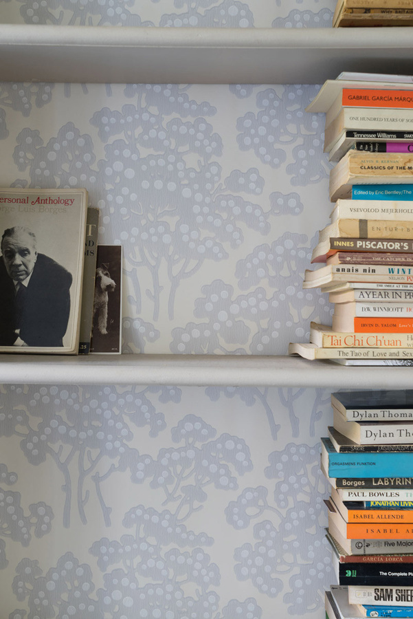Farrow & Ball Tapete Hornbeam Pointing mit floralem Botanical-Muster in Weiß und Grau - Bild 1