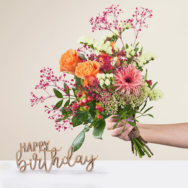 BLUME2000 Bouquet Valentina mit Holz Schriftzug Happy Birthday - Bild 1
